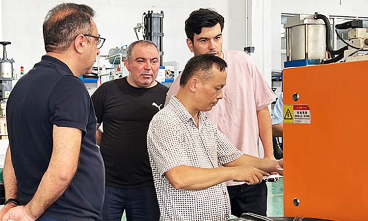 客户正在观察工程师测试点焊样品